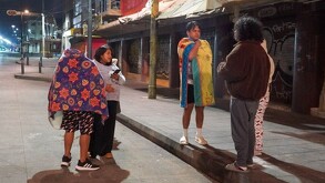 Personas desalojando sus viviendas tras sismo en México.