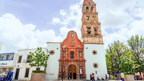 La presencia de estos folletos ha fracturado la opinión de quienes asisten al templo.