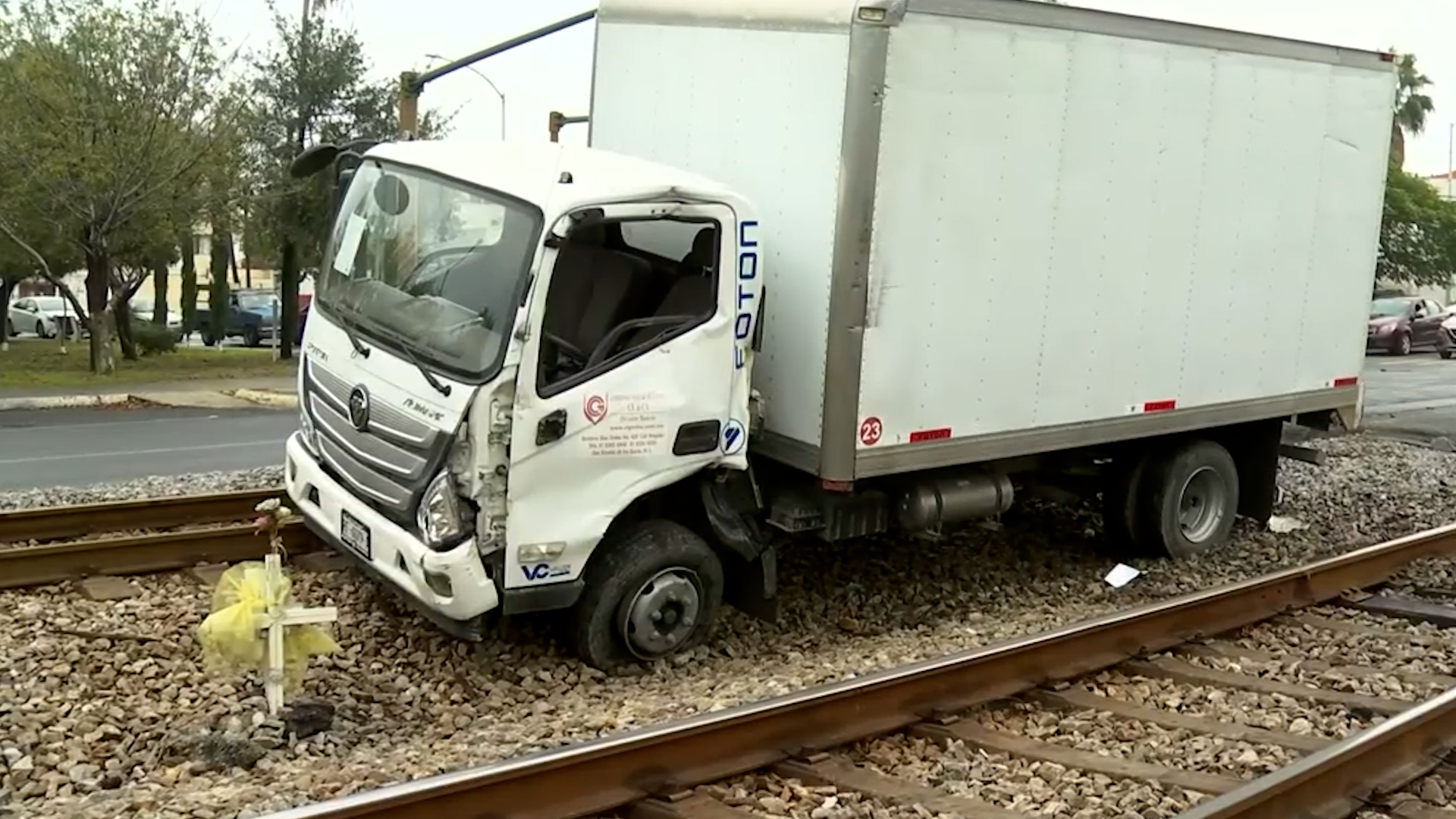 Un camión de carga fue arrastrado 15 metros por el ferrocarril en San Nicolás tras intentar ganarle el paso.