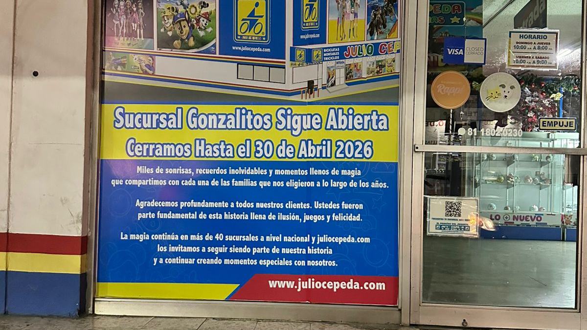Entrada de juguetería Julio Cepeda en avenida Gonzalitos en Monterrey