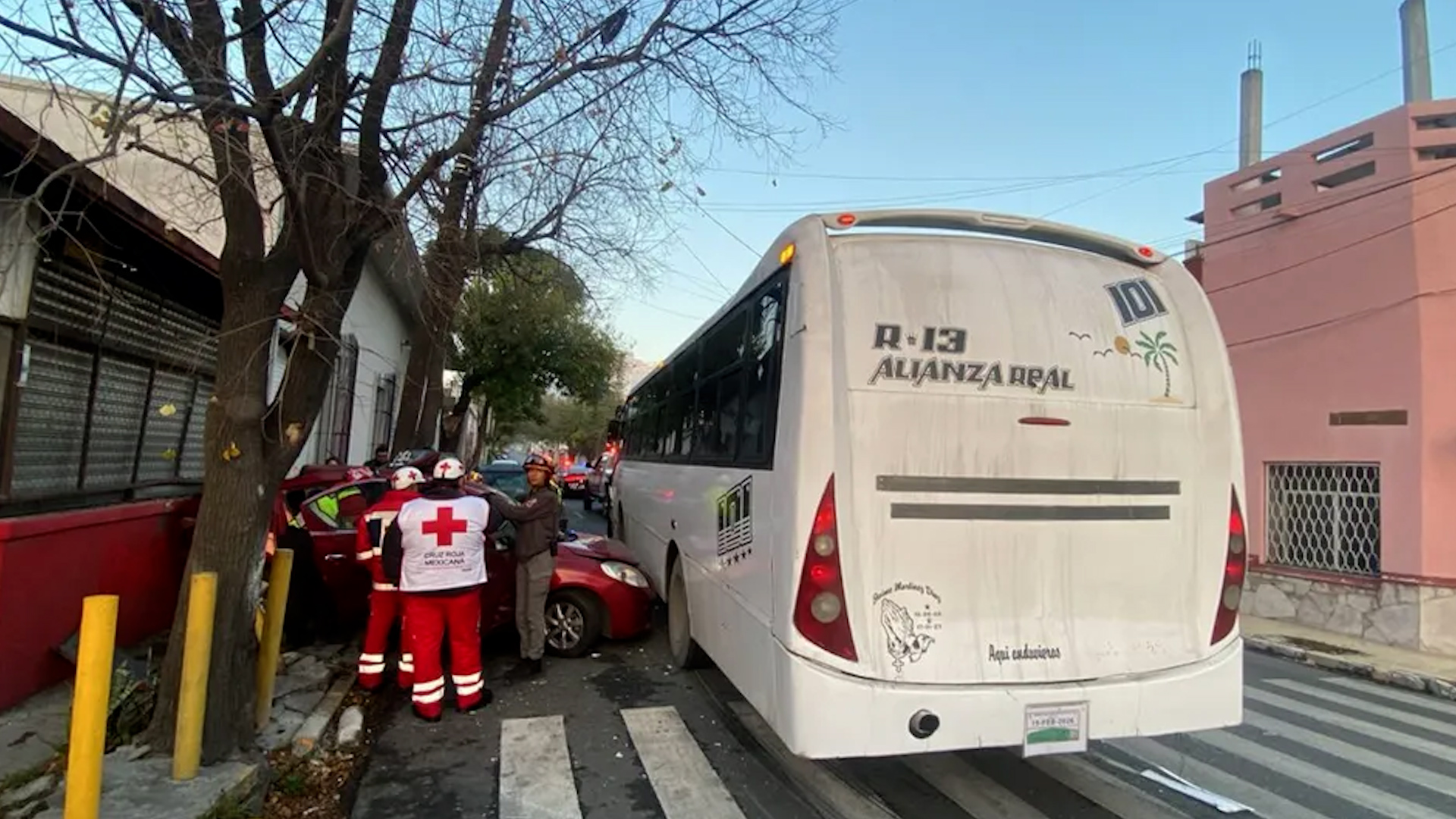Un automóvil fue impactado por un camión urbano de la Ruta 13 en el cruce de las calles Isaac Garza y Serafín Peña en el Centro de Monterrey.