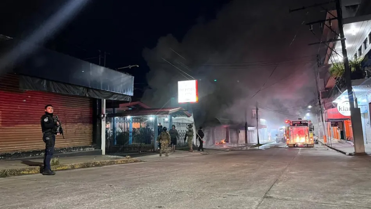 Dos negocios fueron atacados e incendiados durante la madrugada en Acayucan, Veracruz, lo que generó pánico y evacuaciones preventivas.