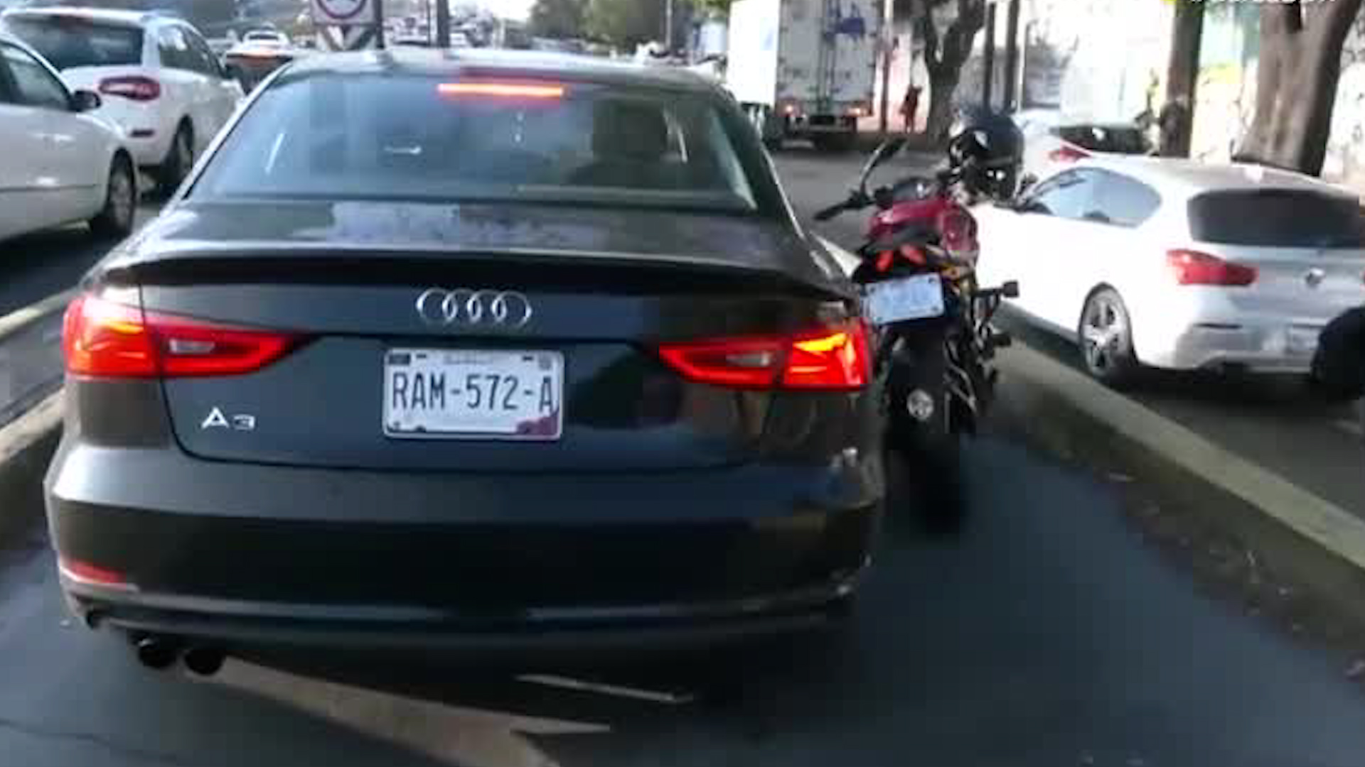 Un motociclista resultó lesionado por la imprudencia del conductor de un automóvil.