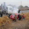 Automóvil y grúa involucrados en un accidente en carretera Gómez Palacio-Jiménez que dejó dos muertos y una lesionada.