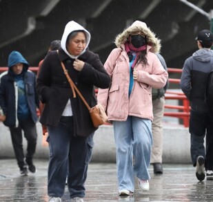Regios caminando con frío en Monterrey.