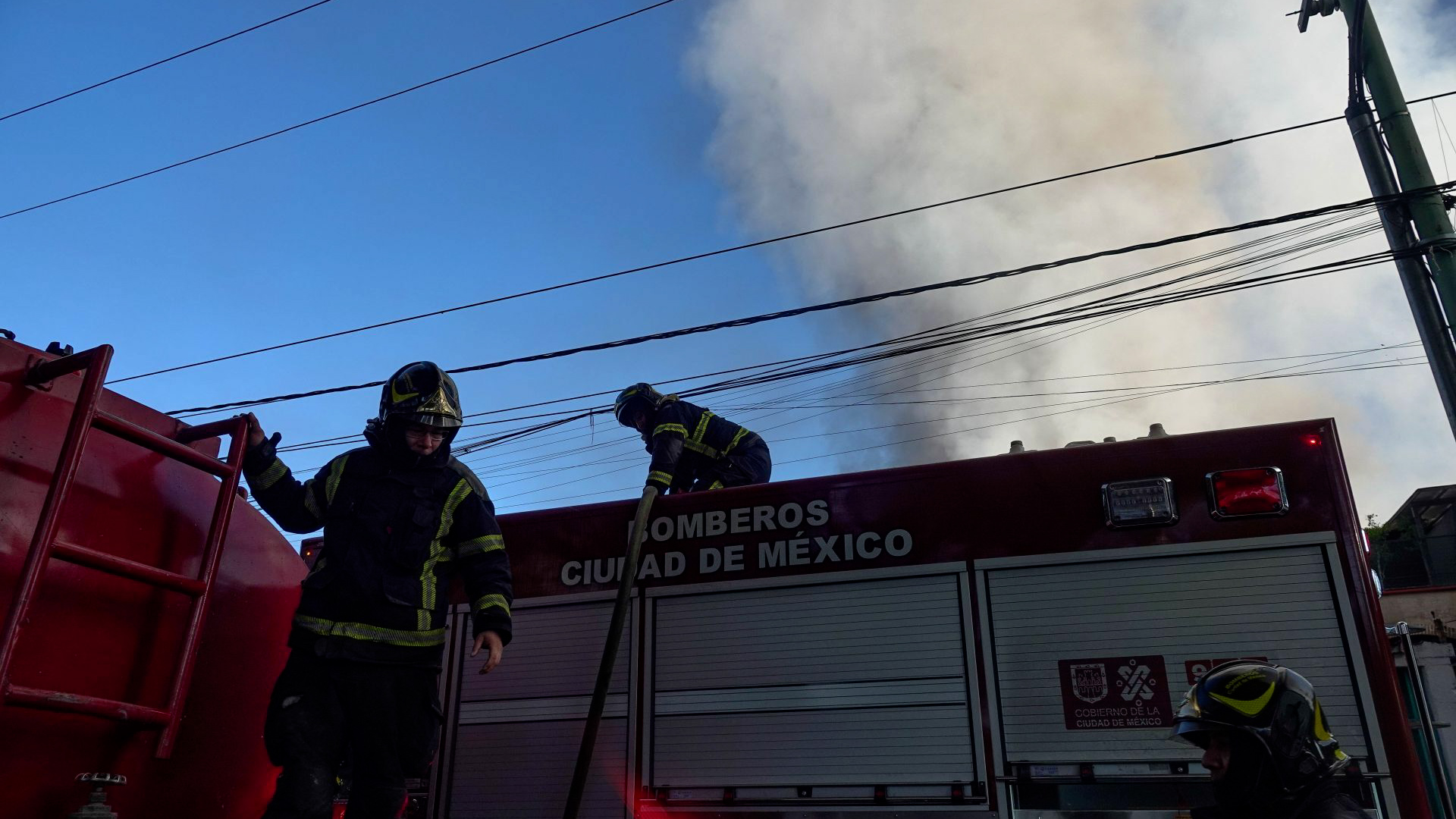 De acuerdo con informes aproximadamente dos mil metros cuadrados fueron afectados.