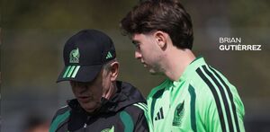 Brian Gutiérrez y Javier Aguirre en la concentración de la Selección Mexicana.