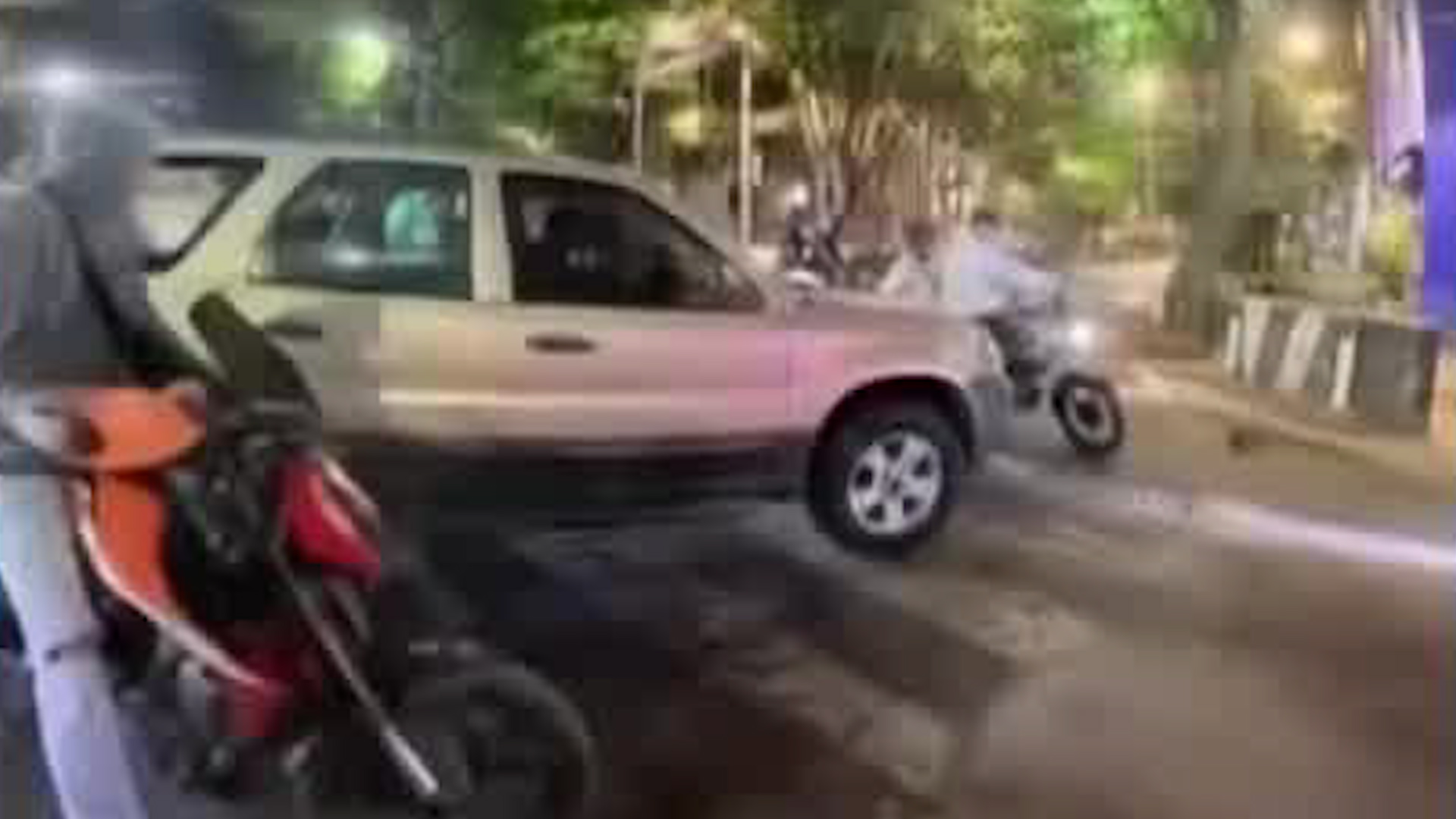 La pareja de motociclistas se encontraban en una rodada, cuando una camioneta cruza el semáforo que se encontraba en amarillo.