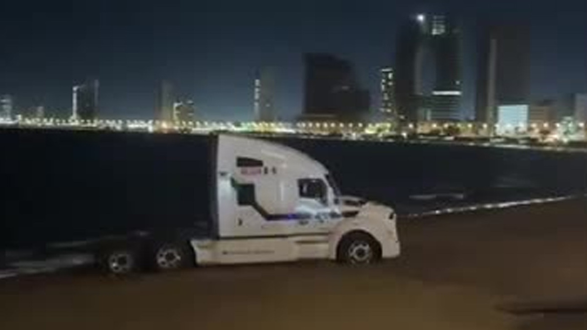 El conductor de un tractocamión desafió la lógica y la normativa ambiental al introducir su unidad directamente a la zona de arena en Playa Norte en Mazatlán.