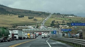 Continúa cerrada la México–Tuxpan tras explosión de pipa; confirman muerte del conductor.