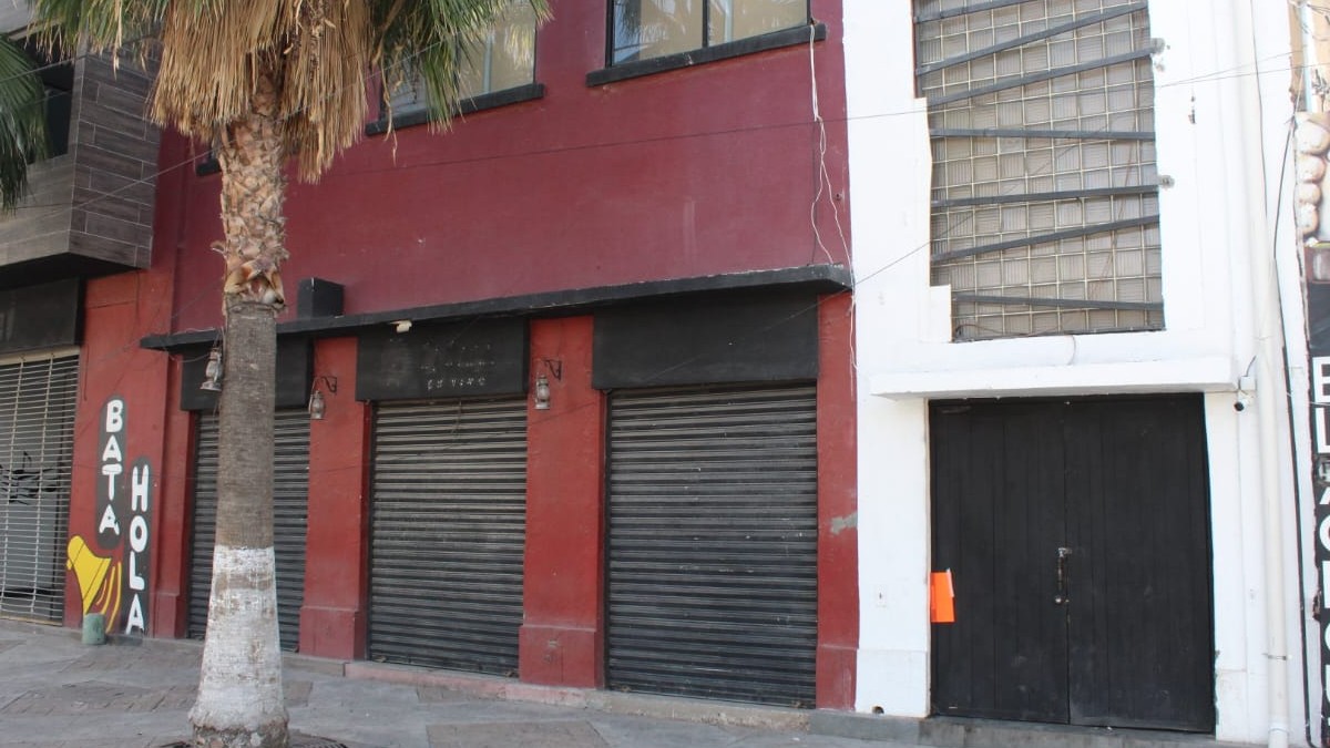 Local en color blanco, guinda y negro