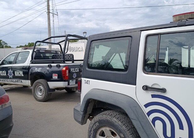 Vehículos oficiales de la Fiscalía de Jalisco y policía de Vallarta