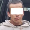 Joven identificado como Joel Martín ‘N’ con los ojos censurados por un recuadro blanco delante de una patrulla de la Policía de Guadalajara