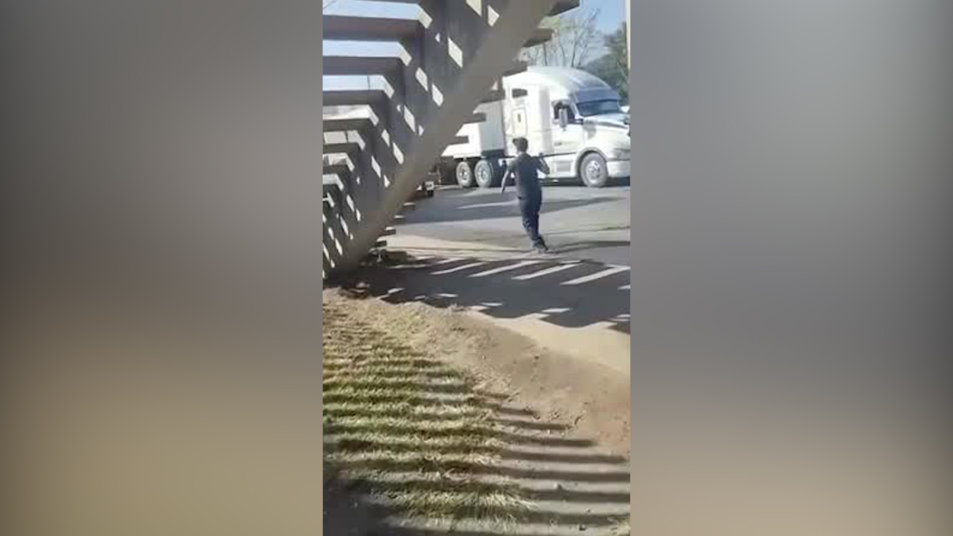 Uno de los participantes en el encuentro amenazó a su contrincante con un cuchillo.