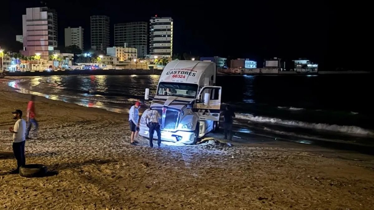Tráiler que quedó atorado en las playas de Mazatlán luego de que su chofer ingresara la unidad para tomarse una foto.