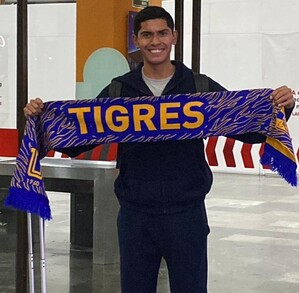Francisco Reyes llegando al Aeropuerto Internacional de Monterrey.