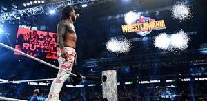 Jey Uso apuntando al letrero de Wrestlemania 41 tras ganar el Royal Rumble 2025.