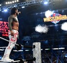 Jey Uso apuntando al letrero de Wrestlemania 41 tras ganar el Royal Rumble 2025.