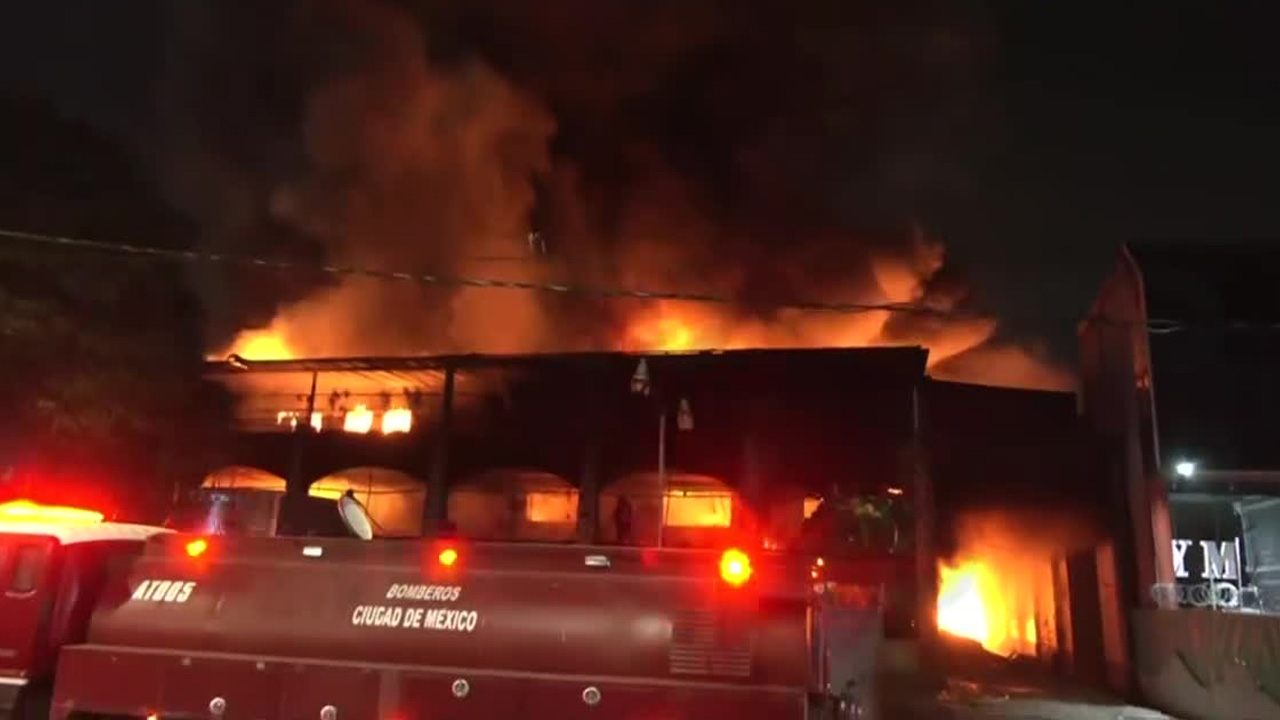 Un fuerte incendio se registró la madrugada del 22 de enero en una bodega y fábrica de plásticos en la colonia Potrero San Bernardino, Xochimilco.