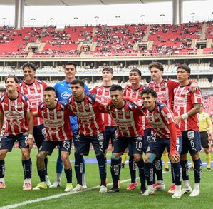 Plantel de Chivas ante los 'Gallos' de Querétaro en la jornada 3 del Clausura 2026.