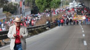 Manifestantes avanzan por la autopista México-Puebla, en la zona de los estadios.