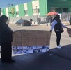 Se observa a unas personas en la vía pública paradas con pancartas en las manos.