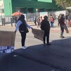 Se observa a unas personas en la vía pública paradas con pancartas en las manos.