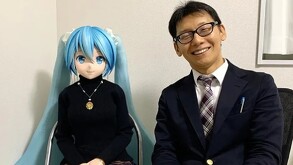 Hombre casándose con su personaje ficticio favorito.