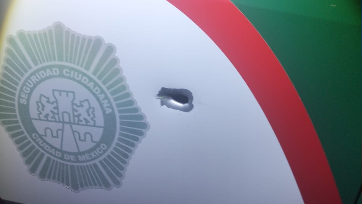 una patrulla de la ssc cdmx con un impacto de bala tras evitar un asalto en la autopista méxico puebla