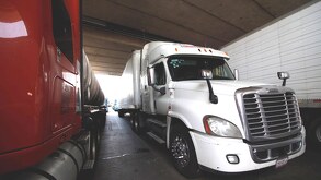 camiones de carga en la autopista méxico puebla