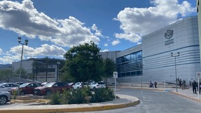 Se observa una edificio color gris y unas letras que dicen ISSSTE.