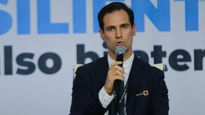 Raúl Gutiérrez Durán, directivo Grupo DEACERO, hablando