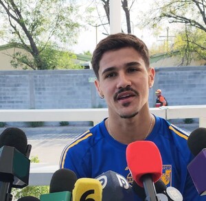 Rómulo Zwarg en conferencia de prensa para los medios de comunicación.