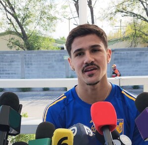 Rómulo Zwarg en conferencia de prensa para los medios de comunicación.