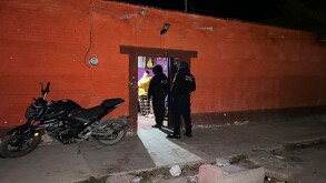 Policía Estatal atendiendo el reporte de una mujer sin vida en San Pedro, Coahuila.