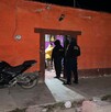 Policía Estatal atendiendo el reporte de una mujer sin vida en San Pedro, Coahuila.