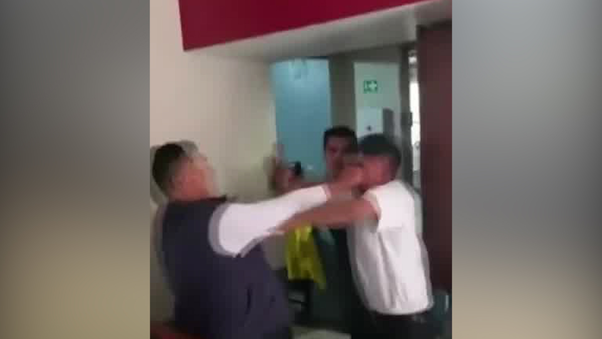 Autoridades tuvieron que intervenir en el altercado para controlar la situación.