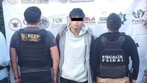 Hombre detenido por autoridades en Puebla por un homicidio y asalto en una taquería.