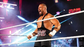 Bron Breakker previo a una lucha en WWE Raw