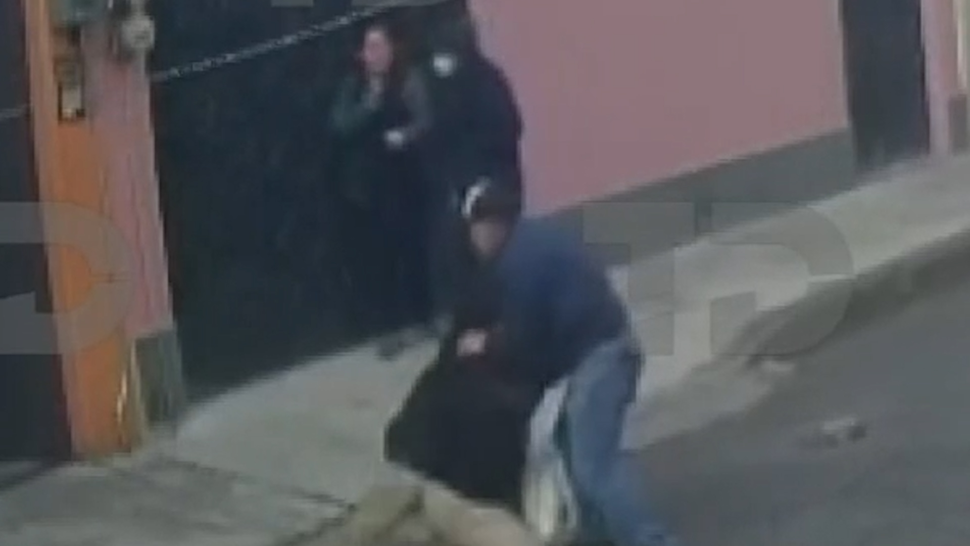 En violento intento de asalto en la colonia Clavería, cuatro sujetos agredieron a dos empleadas para entrar a una oficina.