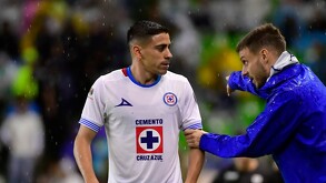 Camilo Cándido hablando con Martín Anselmi en el Apertura 2024.