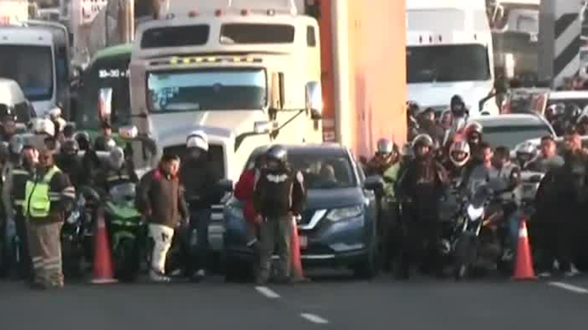 Conductores de automóviles y motocicletas afectados por el siniestro que dejo dos personas muertas.