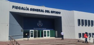 Se observa un edificio color gris con azul que dice Fiscalía General del Estado de Coahuila.