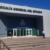 Se observa un edificio color gris con azul que dice Fiscalía General del Estado de Coahuila.