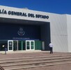 Se observa un edificio color gris con azul que dice Fiscalía General del Estado de Coahuila.