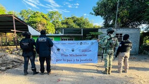 Fuerzas federales y estatales aseguraron 19 inmuebles en la comunidad de Cenobio Moreno, Apatzingán, relacionados con César Alejandro Sepúlveda Arellano, alias