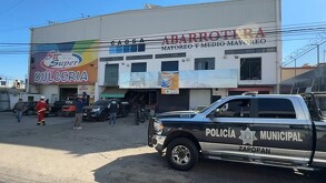 Elementos de Protección Civil y Bomberos de Zapopan inspeccionan el elevador tipo montacargas tras la caída que dejó a tres hombres lesionados.