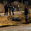 Se observan a unos policías, una cinta amarilla de precaución, una moto y un cuerpo tendido en el suelo.