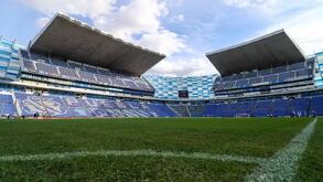 Cancha del Estadio Cuauhtémoc mostrado por dentro del inmueble previo al Mundial 2026.