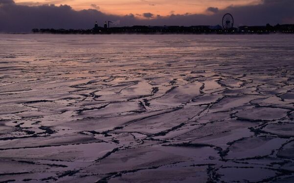 Se forma hielo a lo largo de la orilla del lago Michigan, viernes 23 de enero de 2026, en Chicago.